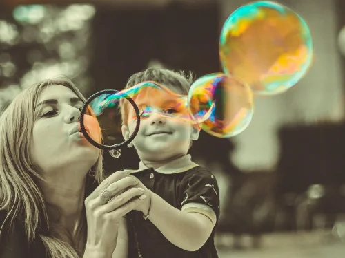 Görünmeyenin Bilgesi: 12. Ev Kova Burcu'nun Gizemli Sahibi