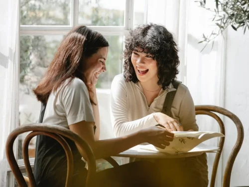 Balık Burcu'nda 4. Ev: Evrenin Kökleri ve Duygusal Okyanusların Dahi Yöneticisi