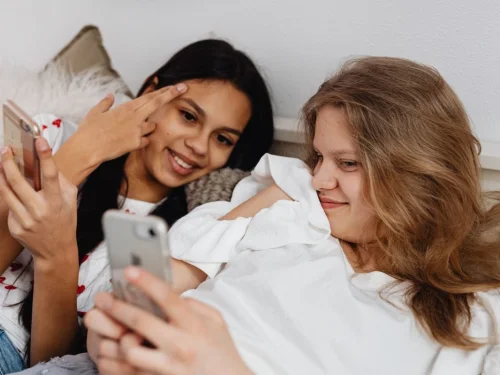 Terazi'nin Sanatsal Dokunuşuyla 5. Ev: Aşkın, Yaratıcılığın ve Sahne Işığının Elmasları