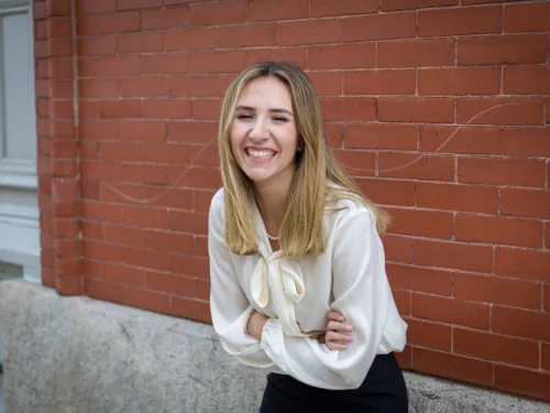 Sahne Işıkları ve Servis Kadehi: 6. Ev Aslanı'nın Yıldız Tozuyla Dokunmuş Günlük Ritüelleri