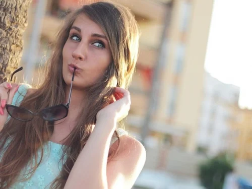 Aslan'ın Ateşi, Sekizinci Evin Gizemi: Bir Dönüşüm Sanatçısının Portresi