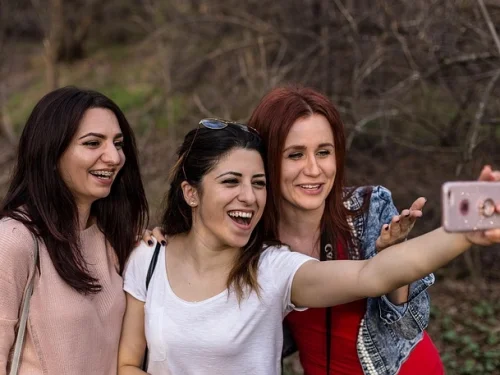 Alçalan Burcu Kova Olan Kova Burcu Kadını