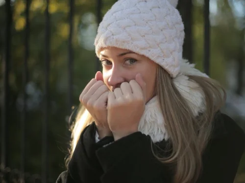 Kova Ayı'nın Elektrikli Dokunuşu: Zihinlerin Kraliçesi ve Duyguların Yenilikçi Mimarı