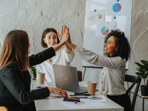 Aslan Güneşi: Sahne Işıkları Altında Bir İhtişamın Anatomisi
