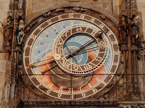 Balıkların Derinliklerinde Pusuda Bekleyen Plüton: Bir Efsanenin Doğuşu