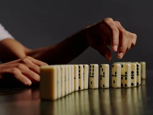 Yayların Kanatları Altında Yüzen Balık: Aşkın ve Maceraların Kozmik Tango Dansı